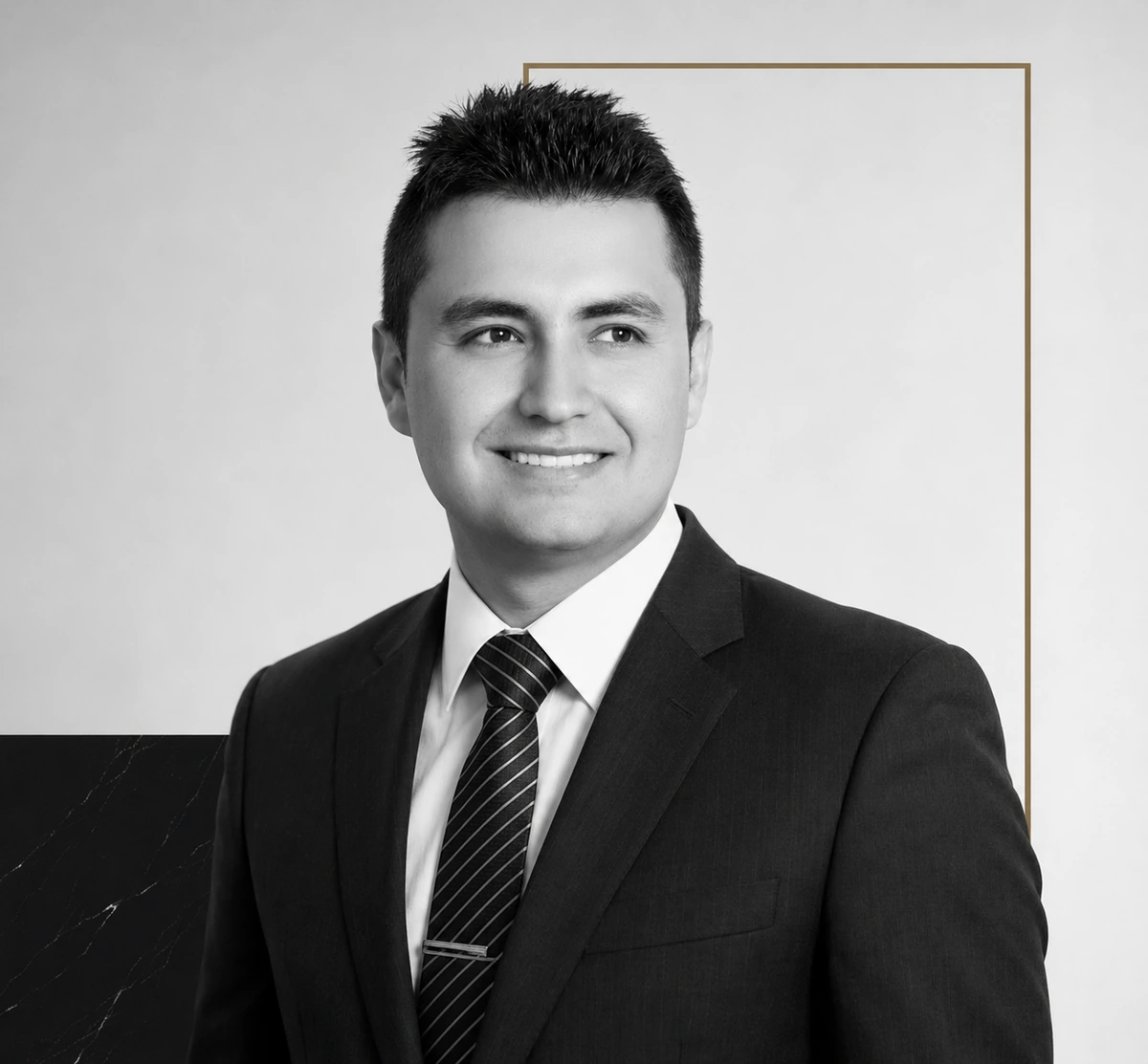 Retrato oficial en blanco y negro de Jesús Andrés Cuastumal Miño